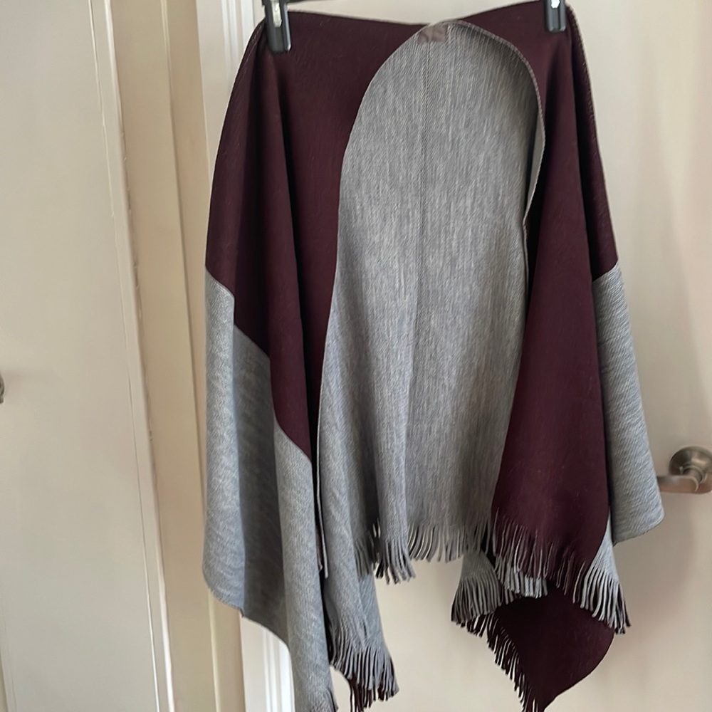 Large wrap Bordeaux gray with small fringe on the side